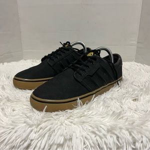 Adidas sneaker gum sole black sz 6.5